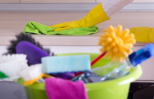 Kitchen deep cleaning during end of tenancy cleaning
